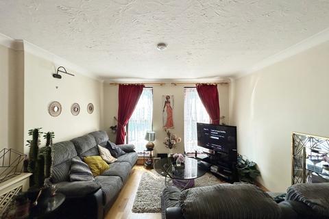 2 bedroom flat for sale - Marks Court, Southend On - Sea SS1
