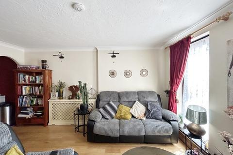 2 bedroom flat for sale, Marks Court, Southend On - Sea SS1
