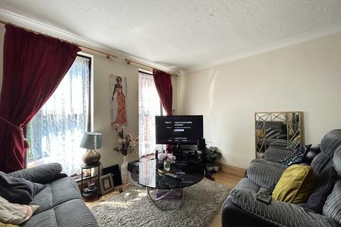 2 bedroom flat for sale - Marks Court, Southend On - Sea SS1
