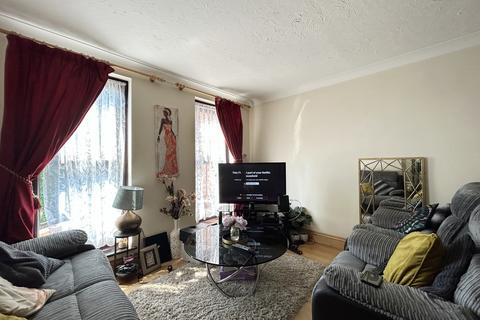 2 bedroom flat for sale, Marks Court, Southend On - Sea SS1