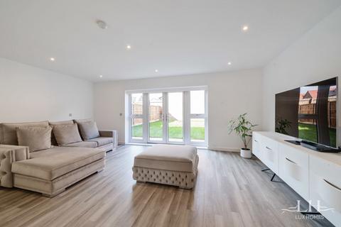 4 bedroom detached house for sale, Bushell Way, Hornchurch