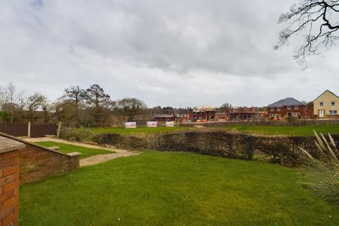 2 Stanway Close, Uttoxeter, ST14 8UZ