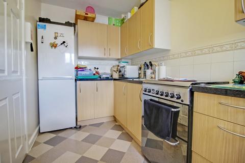 2 bedroom terraced house to rent, Albany Close, Swindon SN3