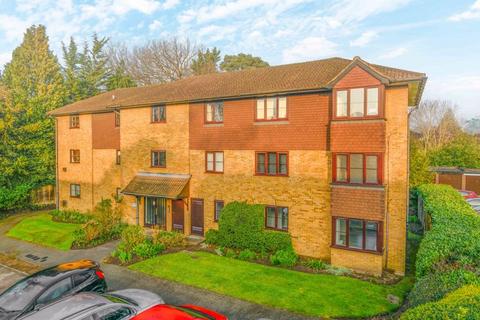 2 bedroom flat to rent, Collingwood Place, Walton-On-Thames