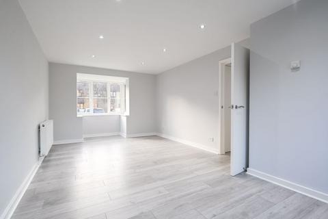 2 bedroom flat to rent, Collingwood Place, Walton-On-Thames