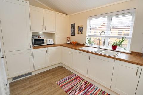 2 bedroom lodge for sale, Thorpe Road, Weeley, CO16