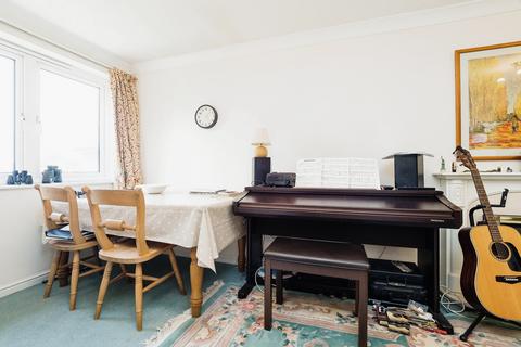 1 bedroom apartment for sale, Heron Court, Ilford IG1
