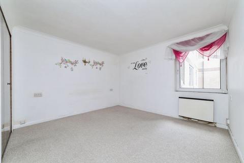 2 bedroom flat for sale, High Road, Loughton IG10