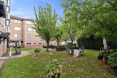 1 bedroom flat for sale, Regarth Avenue, Romford RM1