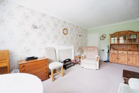 2 bedroom flat for sale, Fentiman Way, Hornchurch RM11