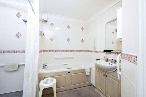 2 bedroom flat for sale, Oyster Lane, Byfleet KT14