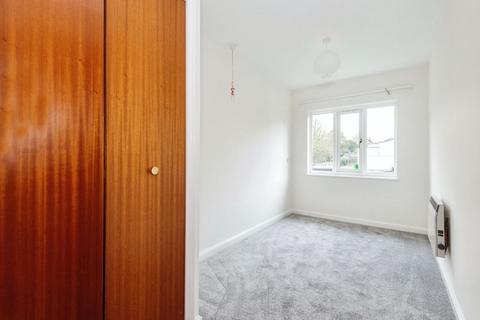 2 bedroom flat for sale - Belmont Road, Leatherhead KT22