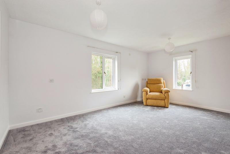Belmont Road, Leatherhead KT22 2 bed flat for sale £220,000
