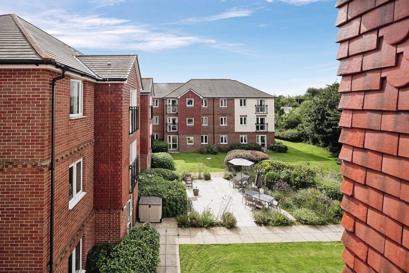 24 Stanley Road, Folkestone CT19 2 bed flat £70,000