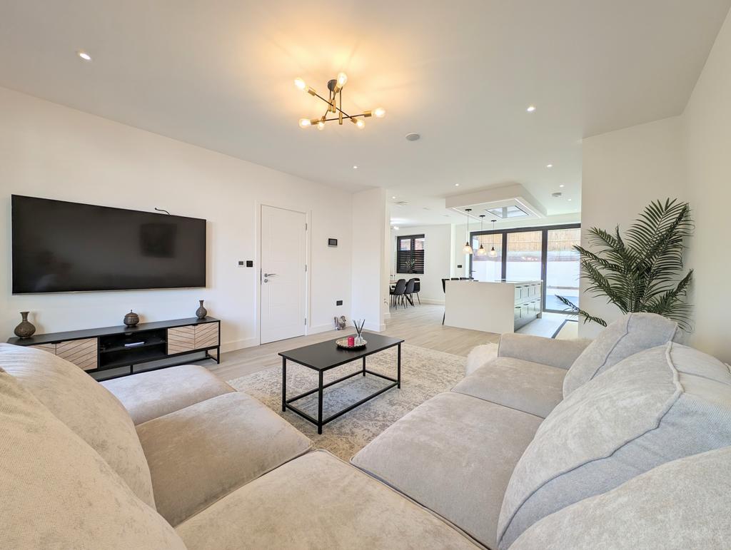 Rosslyn Avenue, East EN4 3 bed semidetached house for sale £