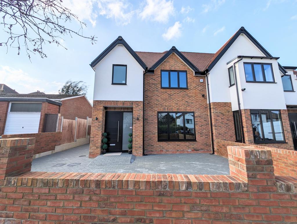 Stunning 3 Double Bed New Build House