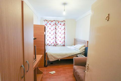 3 bedroom flat to rent - Greenleaf Close, SW2