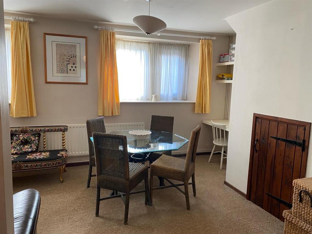 Dining Area and Office built in desk.JPG