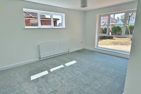3 bedroom bungalow for sale - Kings Drive, Eastbourne BN21