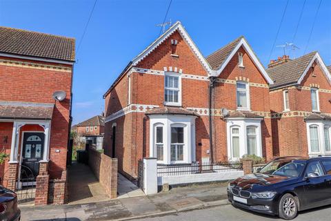 68 Spencers Road, Horsham, RH12 2JG