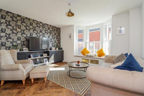 68 Spencers Road, Horsham, RH12 2JG