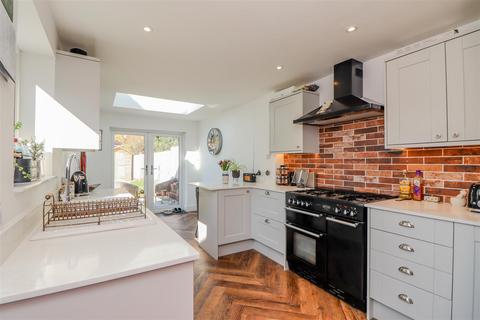 68 Spencers Road, Horsham, RH12 2JG