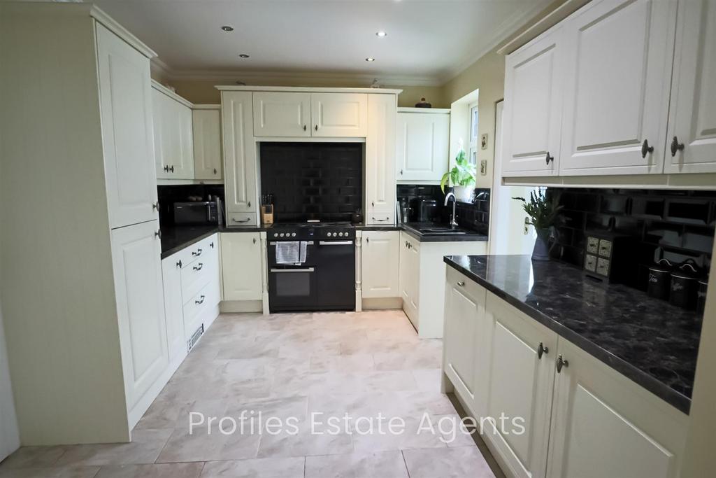 Modern fitted breakfast kitchen (rear)