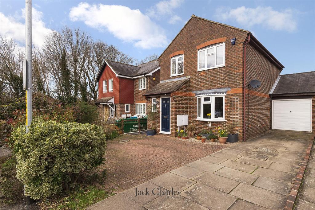 Amberley Close, Tonbridge 3 bed link detached house for sale £600,000
