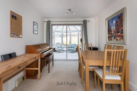 15 Amberley Close, Tonbridge, TN9 2UH