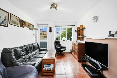 3 bedroom flat to rent, Saracen Street, London E14