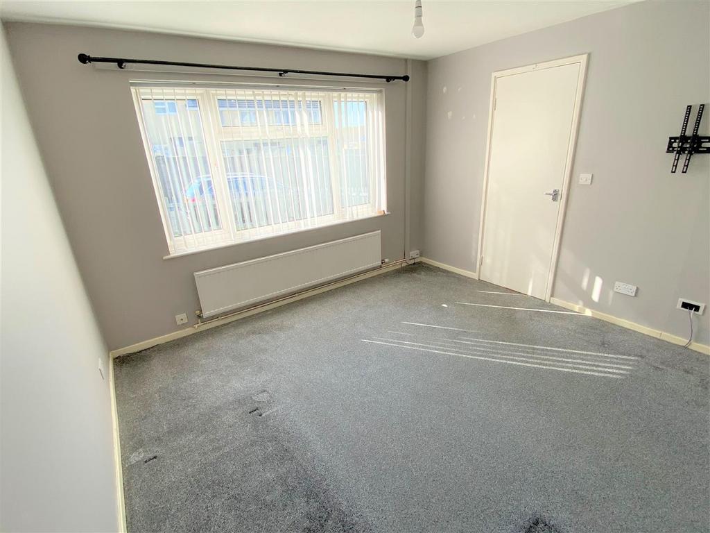 84 Calshot Close Lounge