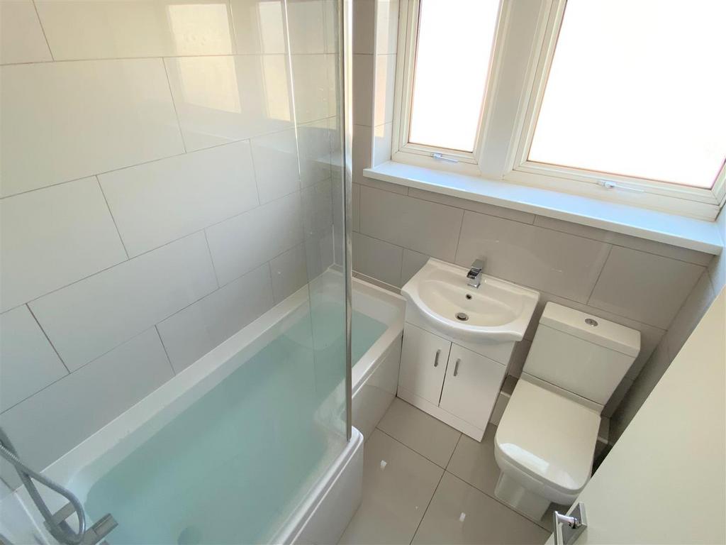 84 Calshot Close Bathroom