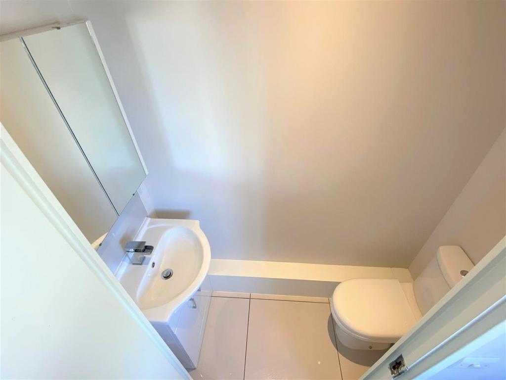 84 Calshot Close En Suite WC