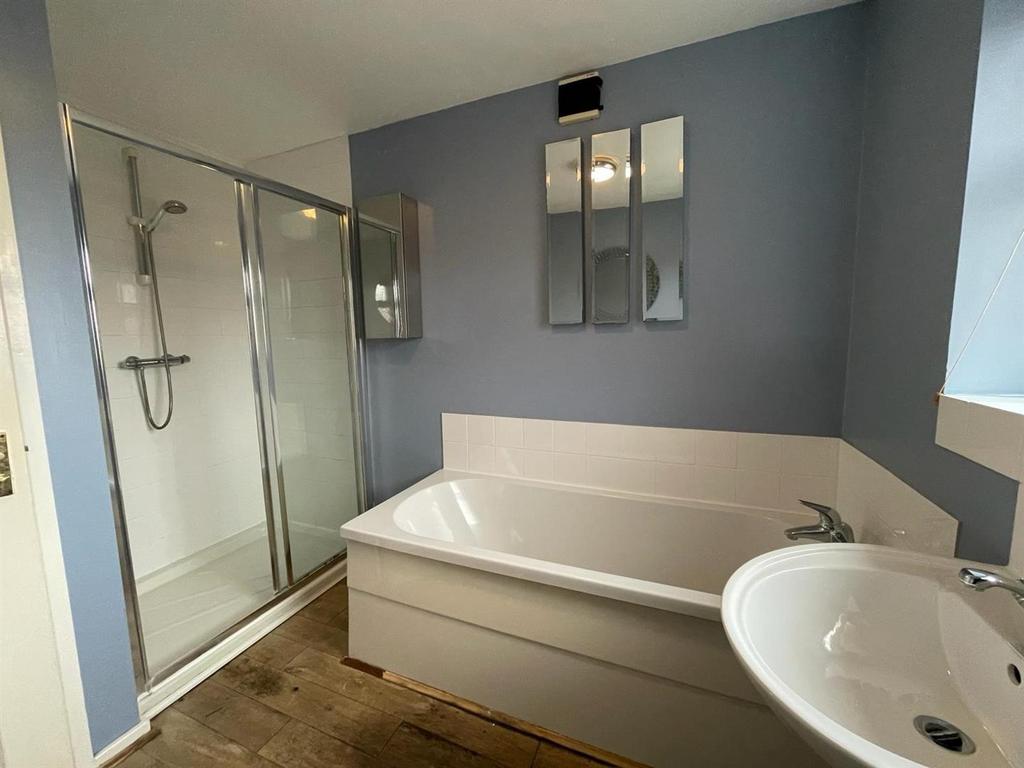 75 hailstone bathroom.jpg