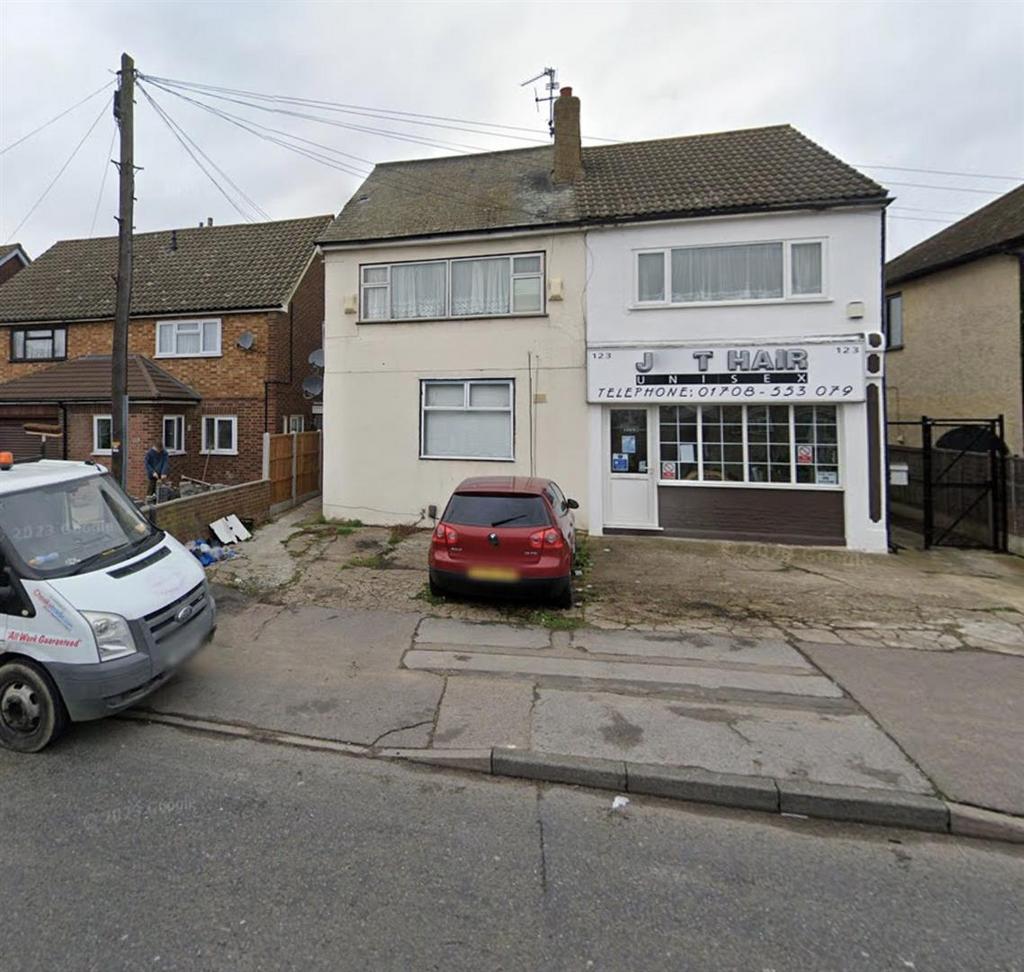Cherry Tree Lane, Rainham 3 bed apartment for sale £280,000