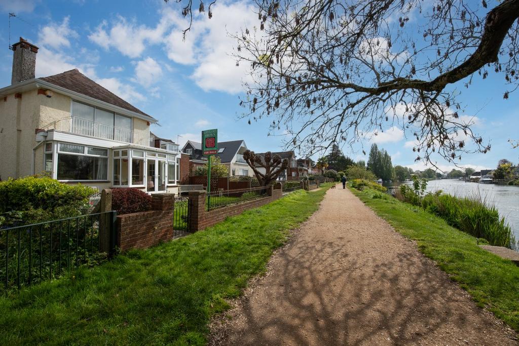 Thames Side, StainesuponThames, TW18 4 bed detached house for sale