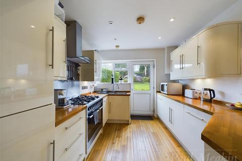 8 The Ruffetts, South Croydon, CR2 7LQ