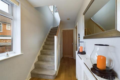 8 The Ruffetts, South Croydon, CR2 7LQ
