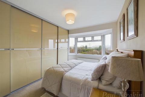 8 The Ruffetts, South Croydon, CR2 7LQ