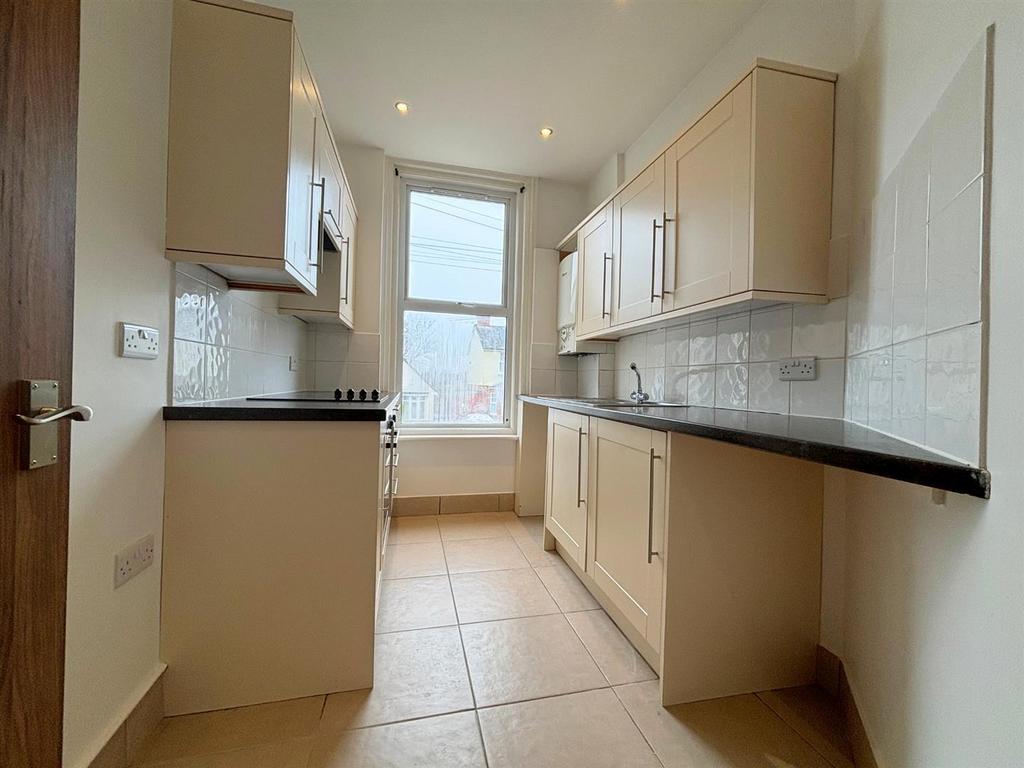Amherst Road, BexhillOnSea TN40 1 bed ground floor flat for sale £