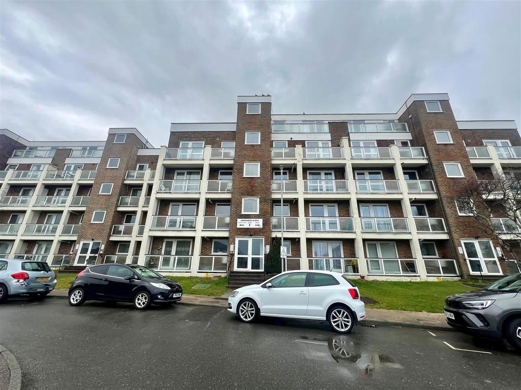 Harewood Close, BexhillOnSea TN39 2 bed flat £1,050 pcm (£242 pw)