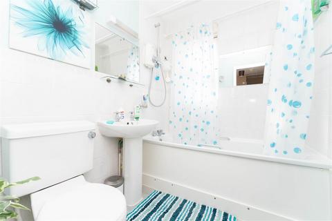 7 Mallard Close, London, W7 2PX