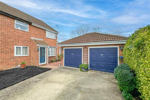 10 Caernarvon Close, Hockley, SS5 4XH