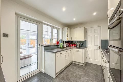 10 Caernarvon Close, Hockley, SS5 4XH