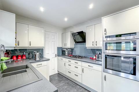 10 Caernarvon Close, Hockley, SS5 4XH