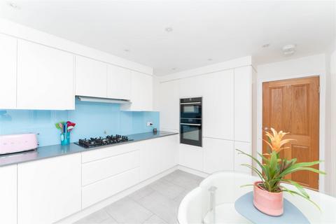 47a Cedar Grove, London, W5 4AS