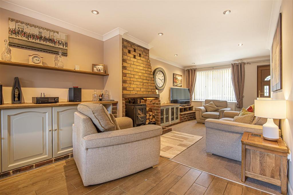 Quinnell Drive, Hailsham 3 bed semidetached house for sale £315,000