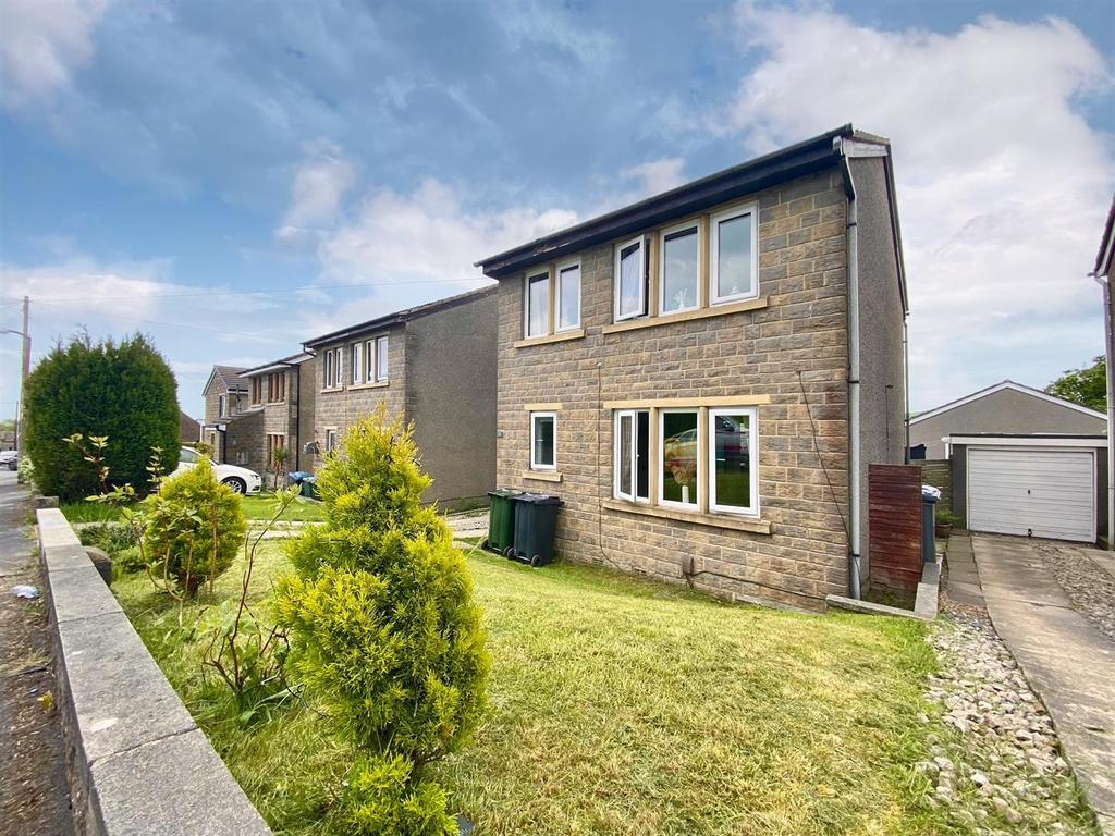 Longlands Avenue, Bradford BD13 3 bed detached house £1,100 pcm (£254 pw)