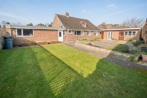 1 Chappell Close, Liphook, GU30 7BL