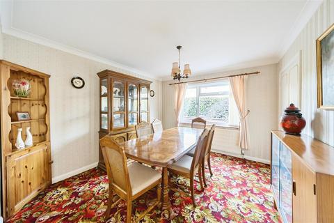 1 Chappell Close, Liphook, GU30 7BL